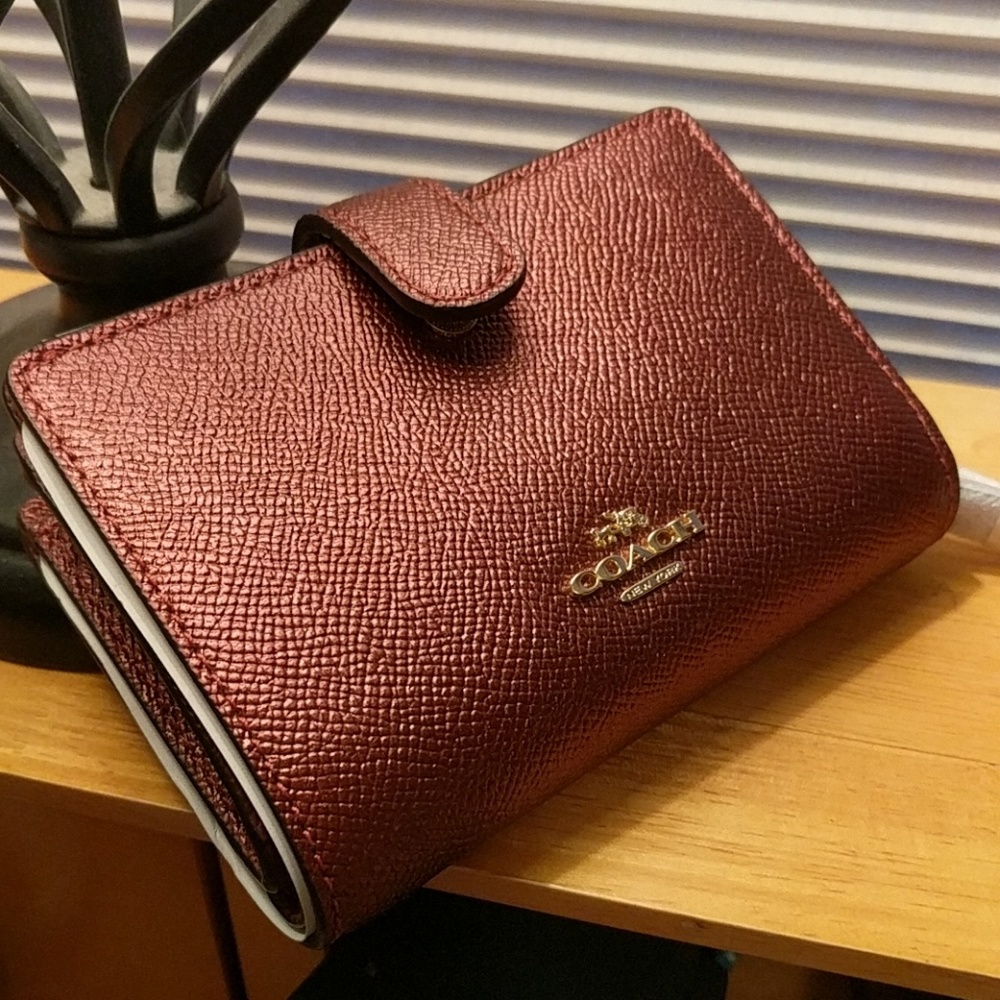 BNWT Coach Medium Corner Zip Wallet